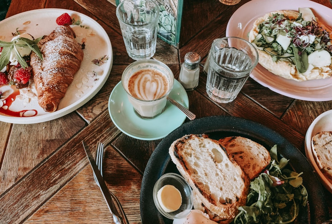 Assiettes de brasserie sur la table
